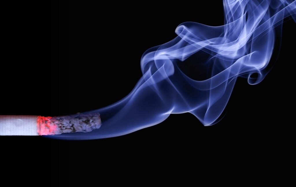 une cigarette qui brule