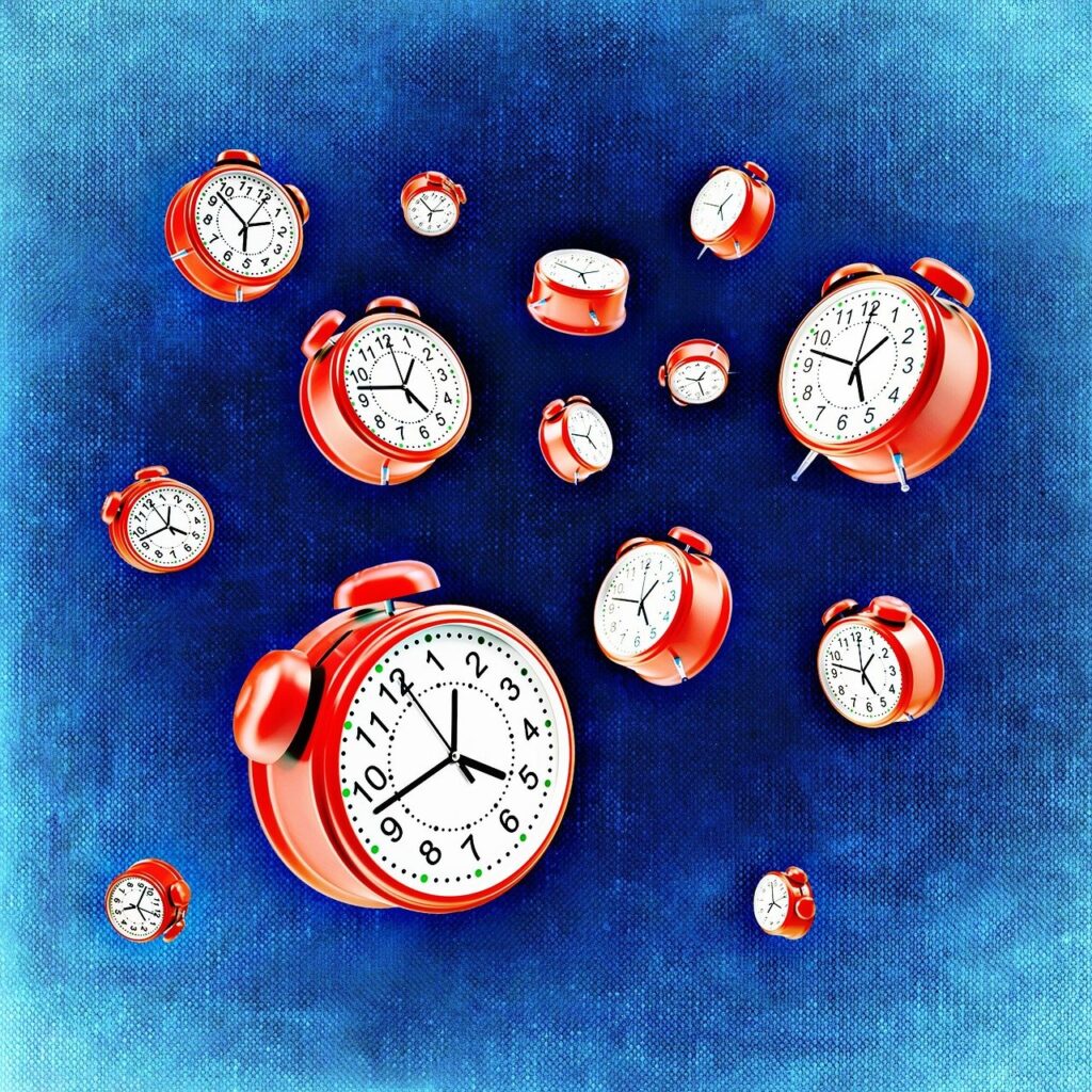 plusieurs horloges qui flottent sur un fond dégradé de bleu